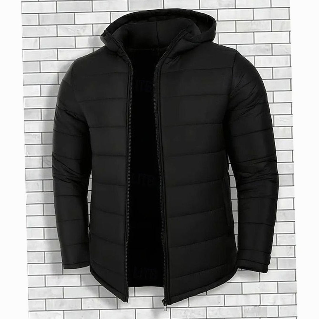 Moderna chaqueta acolchada para hombre, con capucha y acabado engomado. Estilo casual y urbano para moda masculina.
