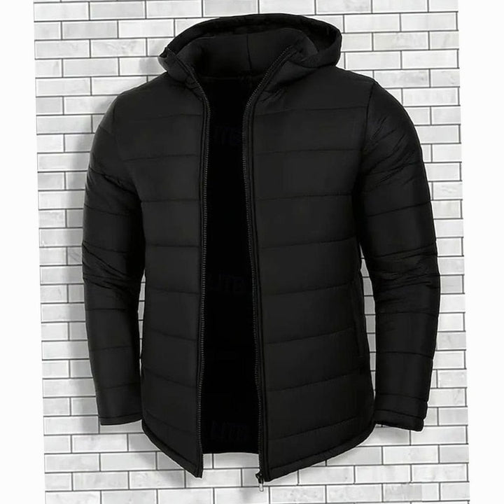 Moderna chaqueta acolchada para hombre, con capucha y acabado engomado. Estilo casual y urbano para moda masculina.