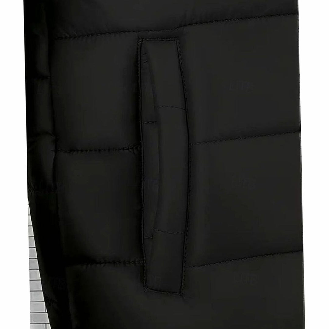 Chaqueta acolchada engomada para hombre con capucha. Cálida para invierno, ideal para un look casual de moda masculina.