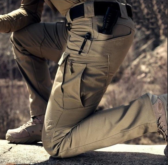 Pantalones cargo tácticos impermeables de secado rápido para hombre. Ideales para senderismo y aventura al aire libre.