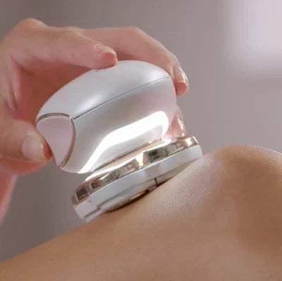 Mujer con piel suave y sin irritación tras usar depiladora eléctrica. Disfruta de una depilación eficaz y resultados duraderos.