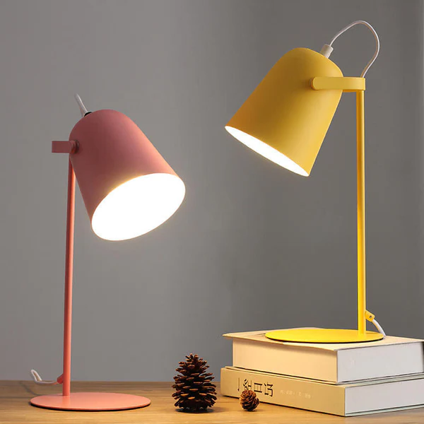 Lámpara de mesa moderna estilo cubo. Iluminación nórdica macaron, ideal para cualquier espacio del hogar.