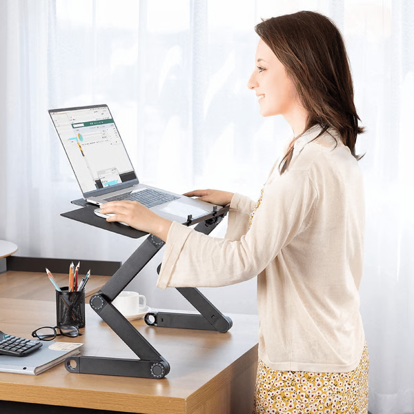 Soporte ergonómico ajustable 360° para laptop, mejora la postura en el escritorio y home office.
