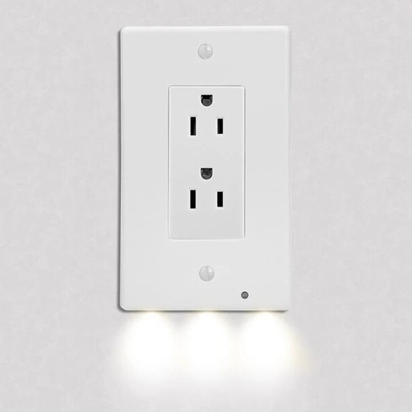 Luces nocturnas LED compactas con sensor para enchufe. Paquete de 4, proporcionan iluminación suave y segura.