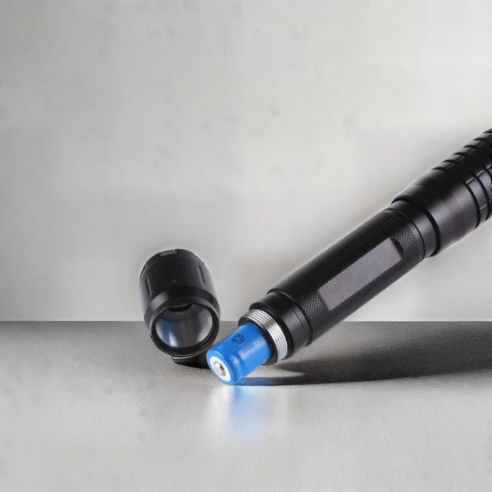 Linterna láser de alta intensidad sostenida en mano, mostrando uso táctico. Ideal para exploración y seguridad.