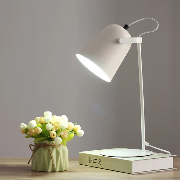 Lámpara nórdica de mesa macaron para dormitorio. Iluminación suave y diseño creativo de cubo de hierro.