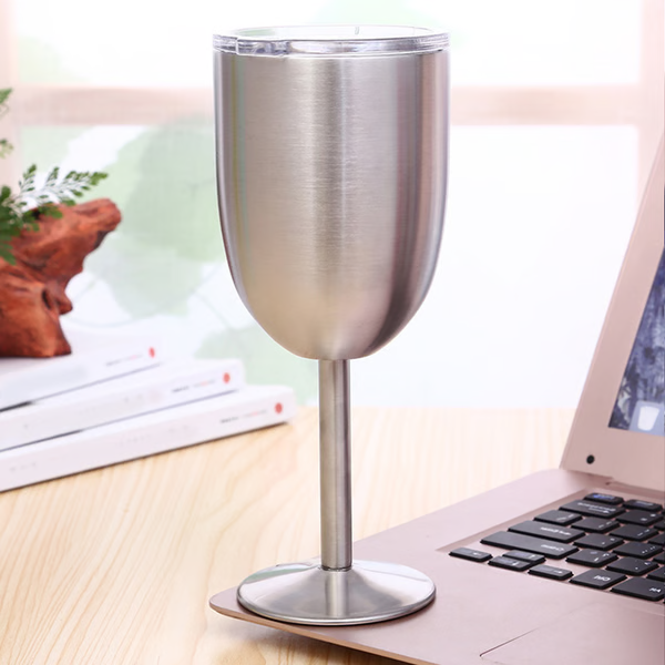 Vasos aislados de vino antiderrames, perfectos para picnic o camping. Acero inoxidable duradero.