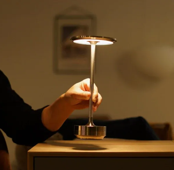 Elegante lámpara de mesa LED inalámbrica para interior. Táctil, de metal y recargable, decora salones y dormitorios.