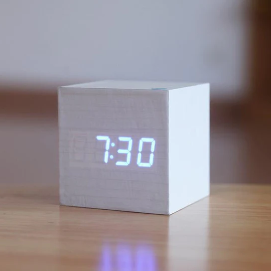 Elegante reloj de madera con display LED, ideal como reloj de mesa para cualquier espacio moderno.