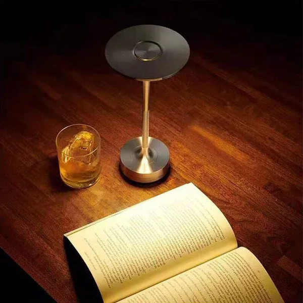Lámpara LED de mesa táctil, regulable e inalámbrica. Crea ambientes acogedores en hogar, patio y terraza con su luz.