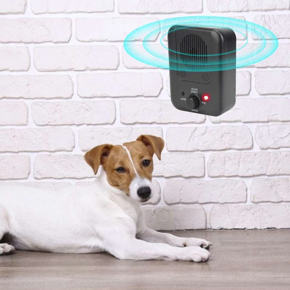 Dispositivo antiladridos para perros montado en pared, control ultrasónico para un ambiente sereno sin ladridos.