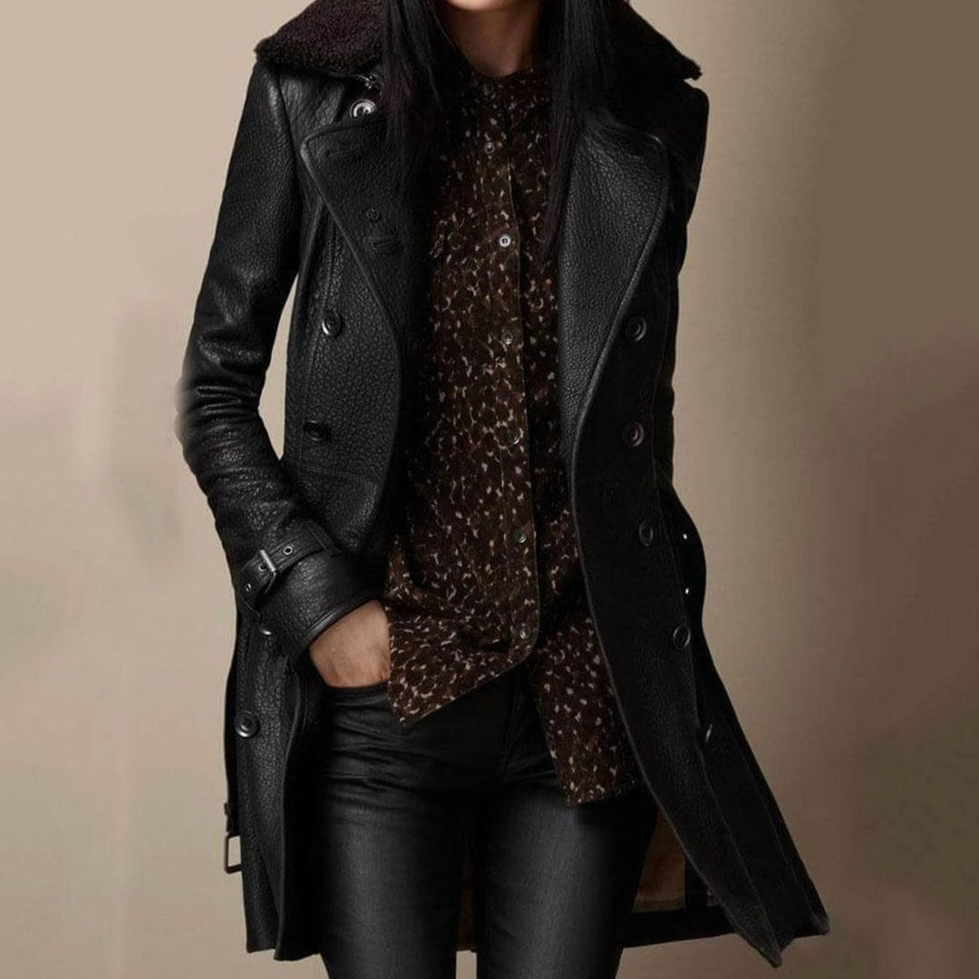 Abrigo largo elegante de mujer con cuello de borrego, diseño cruzado y cinturón, ideal para invierno y estilo urbano.