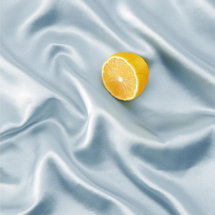 Textura sedosa de funda de almohada de satén de seda para almohada contorno. Para un descanso suave y lujoso.