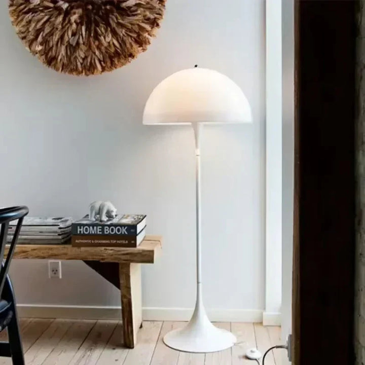 Lámpara de pie LED minimalista con forma de hongo, aporta diseño moderno a cualquier hogar.