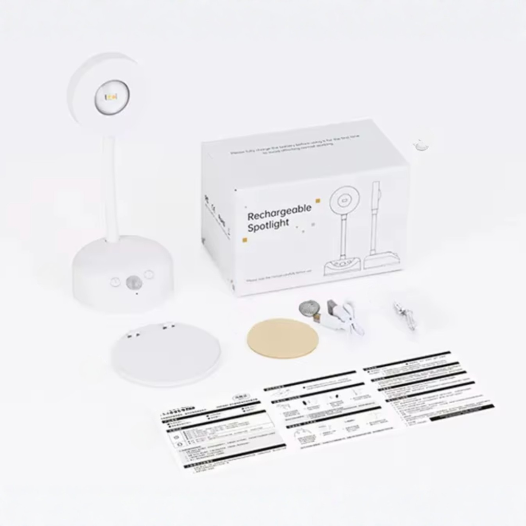 Elegante foco de pared LED moderno; inalámbrico, con sensor de movimiento, luz recargable para ambientes sofisticados.