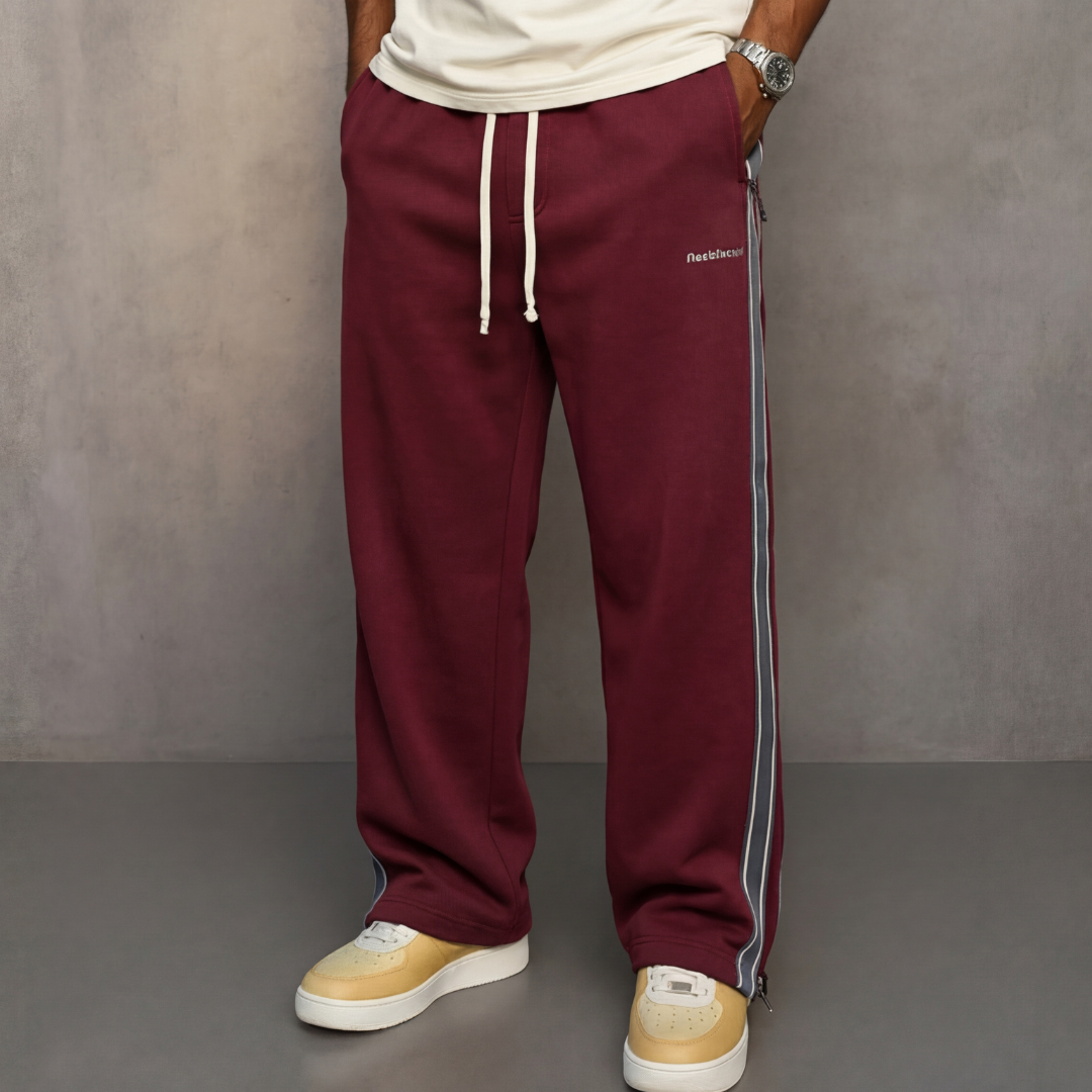 Pantalones anchos de hombre estilo urbano con rayas laterales. Cómodos para look casual o deportivo.
