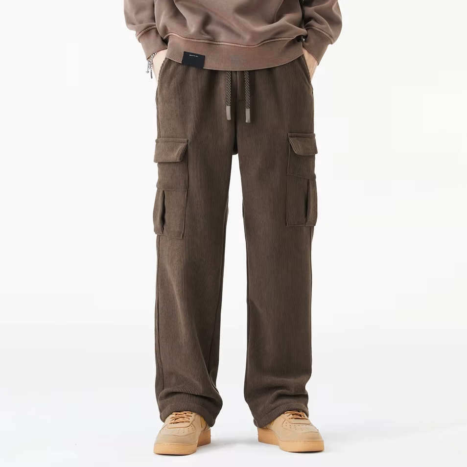 Estilosos pantalones de pana térmicos para hombre. Comodidad y moda de invierno en ropa casual.