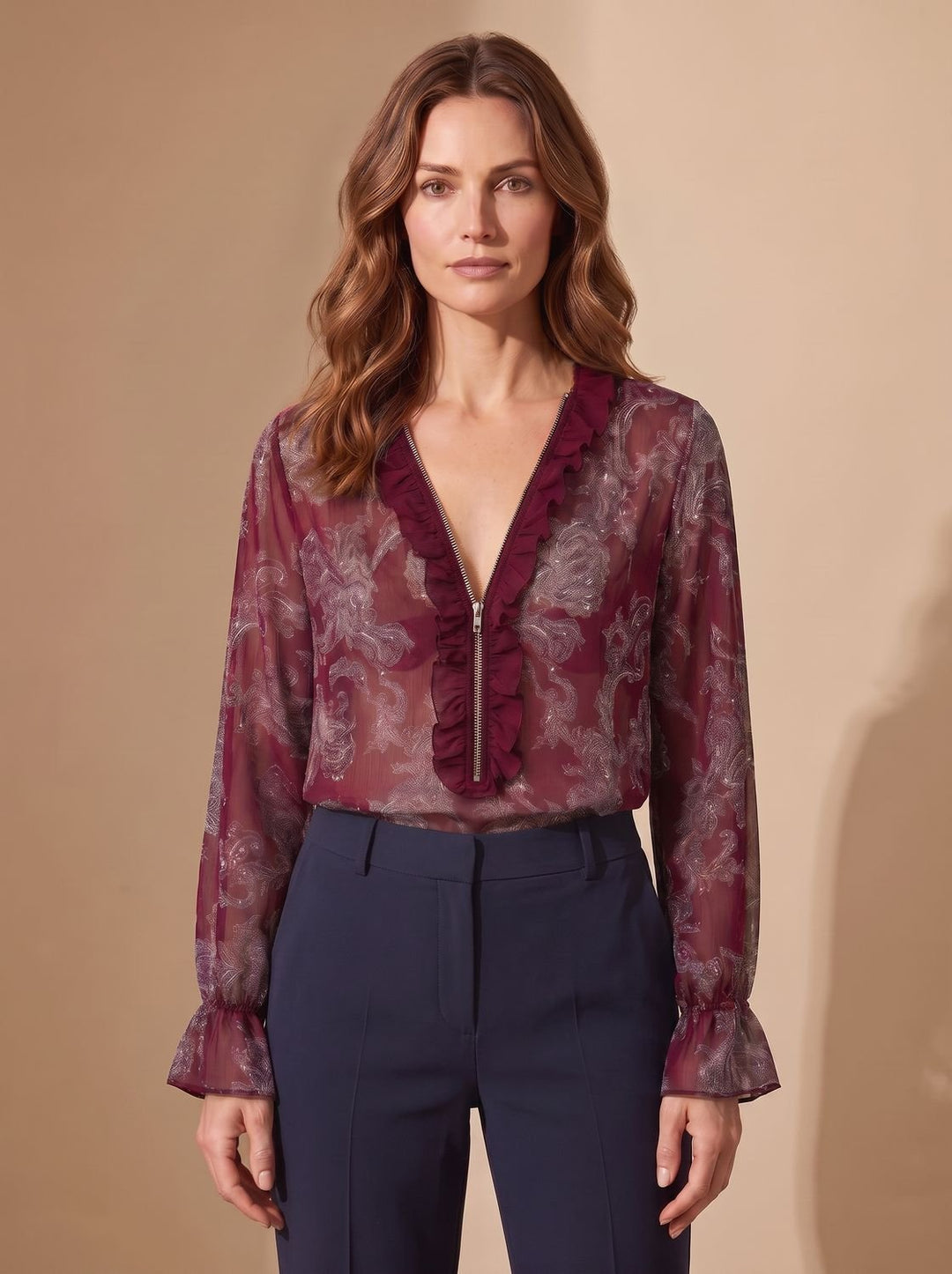 Blusa de mujer con patrón paisley detallado, de gasa, escote en V y cremallera decorativa frontal.