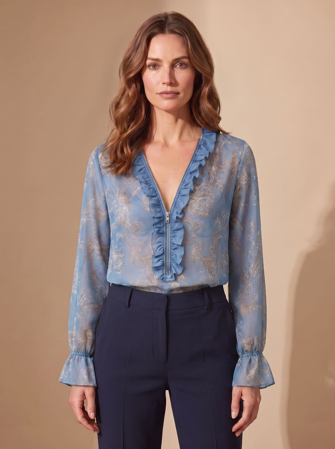 Blusa de gasa vibrante con estampado paisley, escote V y cremallera, estilo bohemio para mujer.