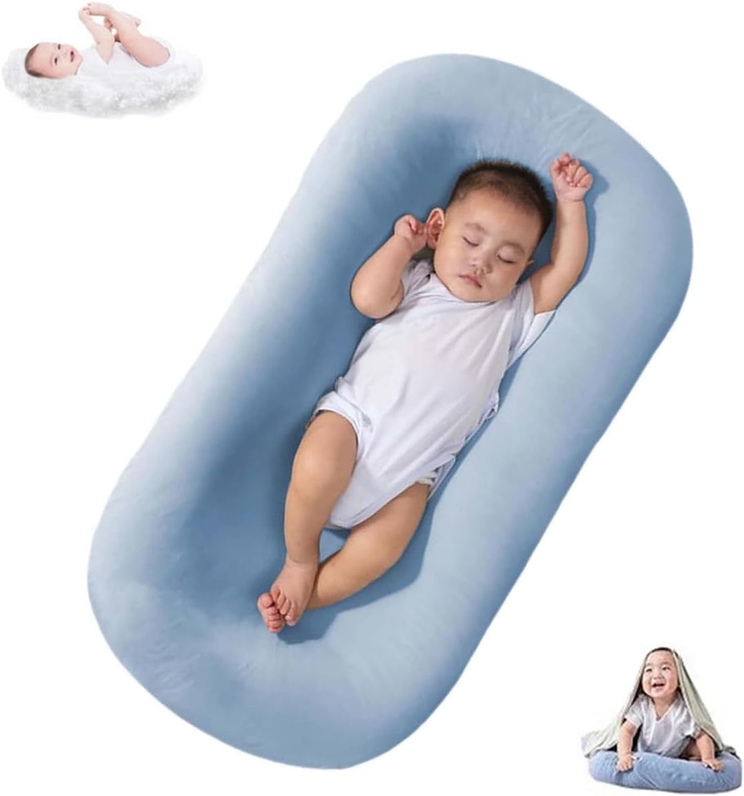Bebé relajado en su nido de algodón. Cojín infantil suave y seguro, ideal para los primeros meses.
