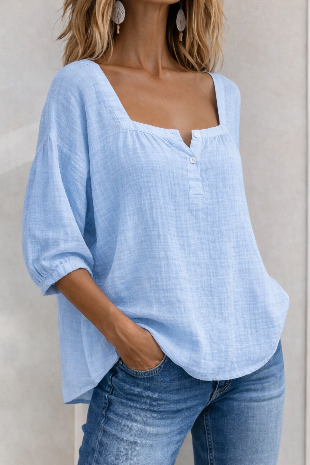Blusa de mujer moderna con cuello cuadrado y mangas 3/4. Estilo casual y elegante para moda femenina.