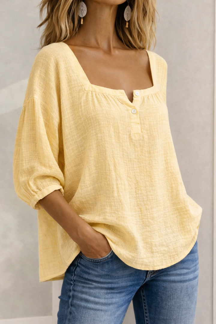 Blusa de mujer con cuello cuadrado, mangas 3/4. Una prenda versátil para cualquier ocasión de moda.