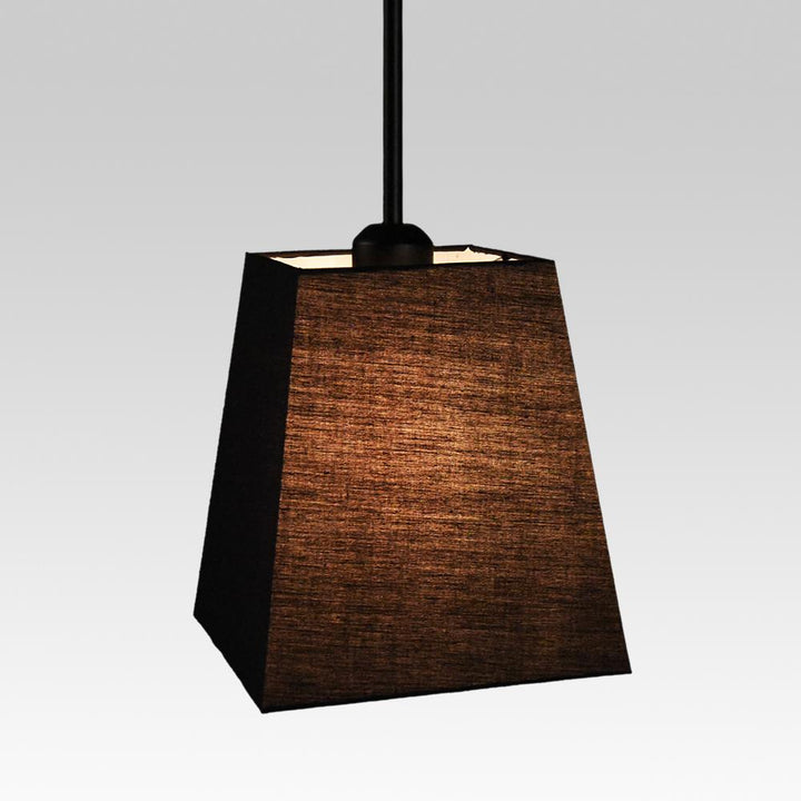 Iluminación moderna: luz colgante geométrica en comedor. Lámpara de techo contemporánea.
