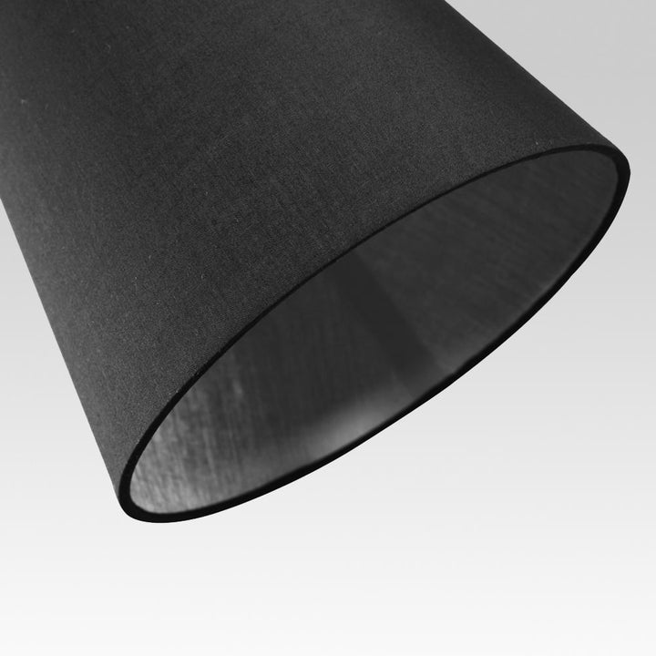 Elegante lámpara de techo geométrica, perfecta para iluminación moderna en sala estar.