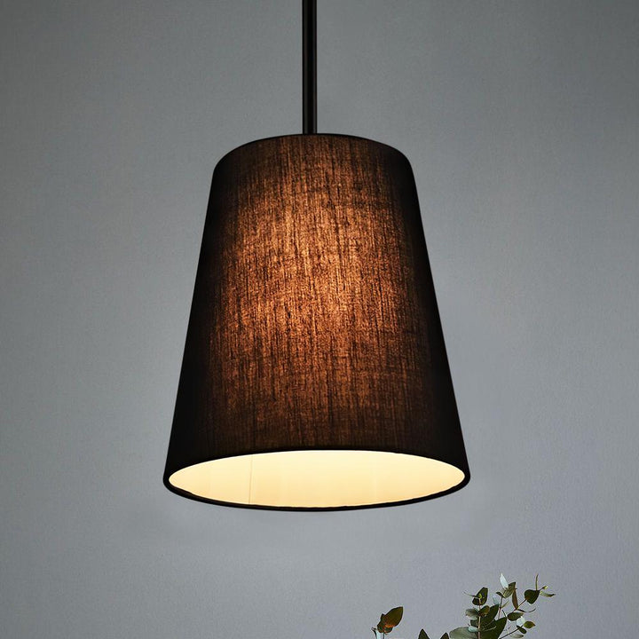 Luz colgante geométrica contemporánea, ideal para iluminación moderna de sala o comedor.