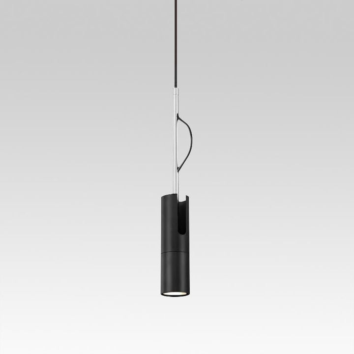 Decoración moderna con lámpara colgante negra. Iluminación de hogar contemporánea, diseño cilíndrico para techo.