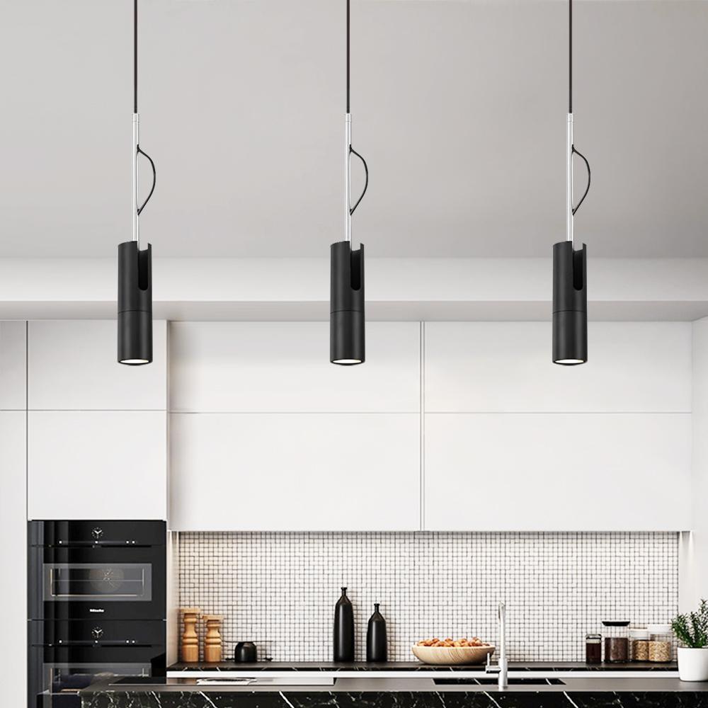 Lámpara colgante moderna negra cilíndrica. Iluminación focalizada para el hogar, diseño minimalista de techo.