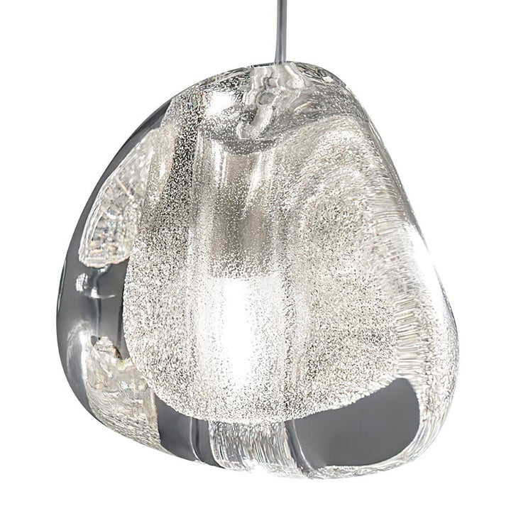 Decoración de hogar con lámpara colgante de cristal en cascada. Diseño contemporáneo y luz blanca.