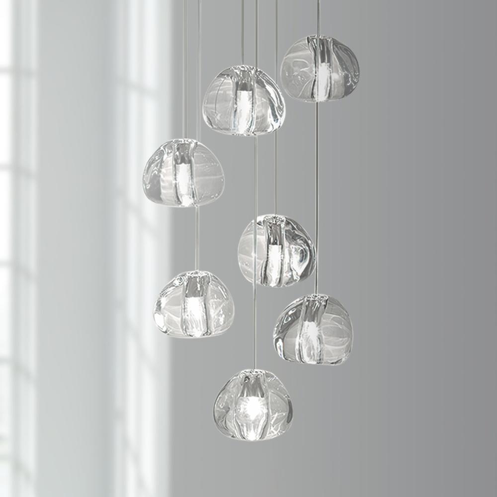 Detalle de lámpara de techo con diseño de cascada de cristal. Estilo contemporáneo para decoración del hogar.