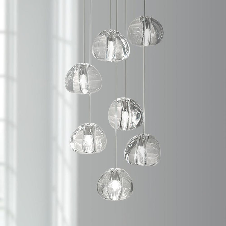 Detalle de lámpara de techo con diseño de cascada de cristal. Estilo contemporáneo para decoración del hogar.