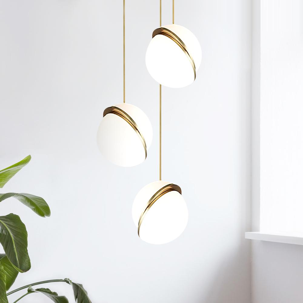 Luz decorativa de techo moderna con globo único. Ideal para diseño interior contemporáneo en salones.