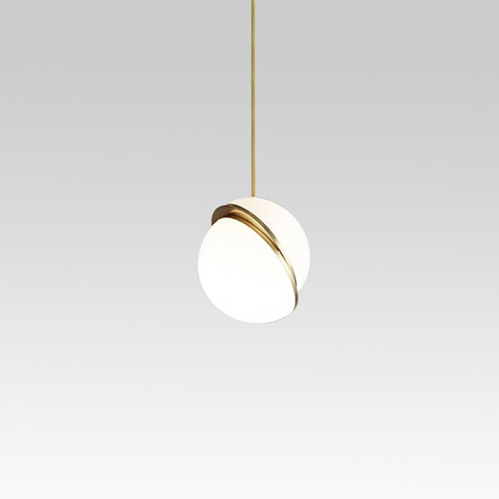 Lámpara colgante moderna con globo de cristal único. Iluminación elegante para espacios contemporáneos.