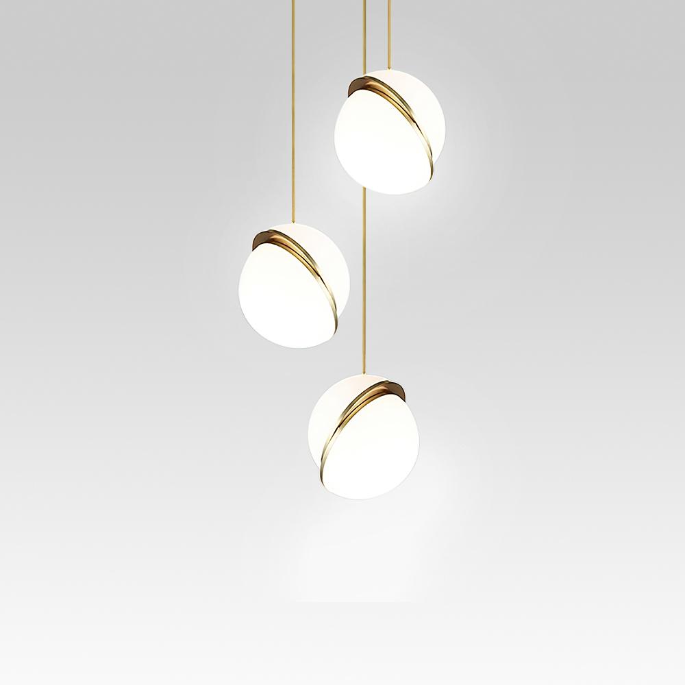 Iluminación moderna de techo: lámpara colgante con globo. Diseño contemporáneo y luz sofisticada.