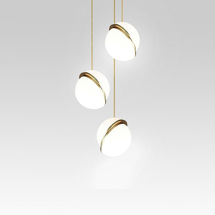 Iluminación moderna de techo: lámpara colgante con globo. Diseño contemporáneo y luz sofisticada.