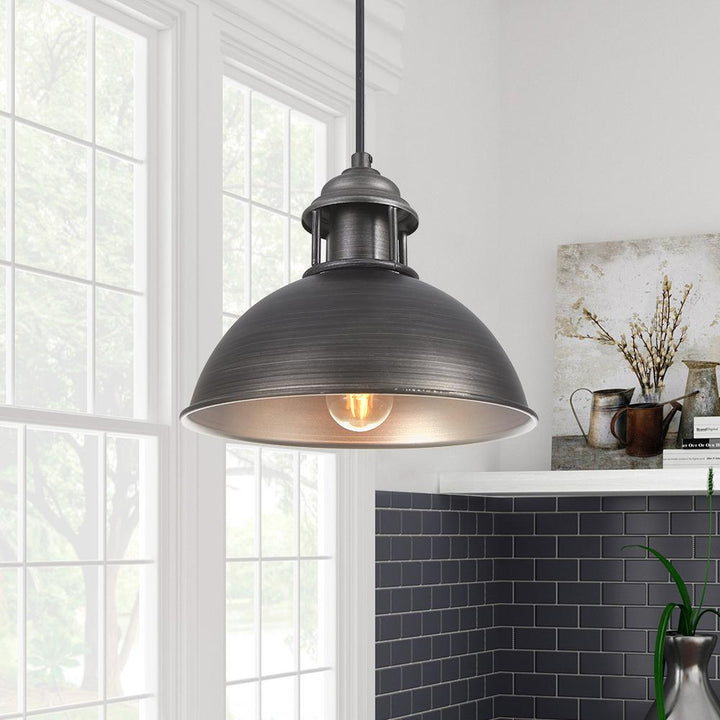 Colgante de plata antigua para cocina, ofrece iluminación funcional y decorativa.