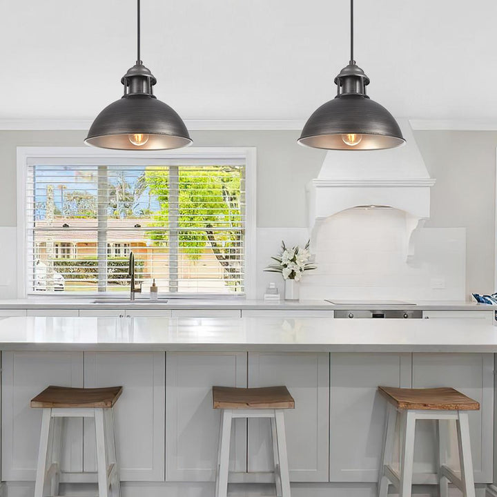 Lámpara de techo estilo industrial con cúpula, perfecta para decorar cocinas y hogares.