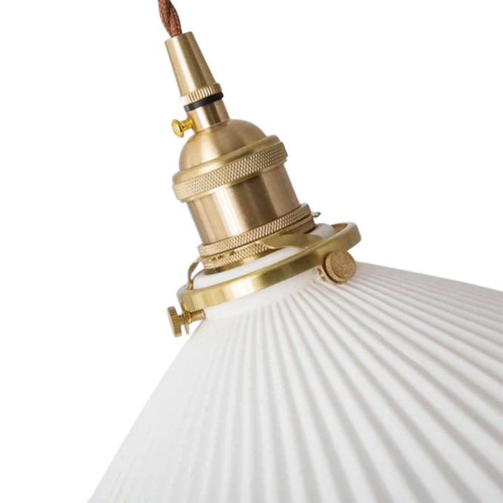Lámpara colgante blanca con pantalla cónica, estilo retro-moderno. Iluminación funcional y bella.