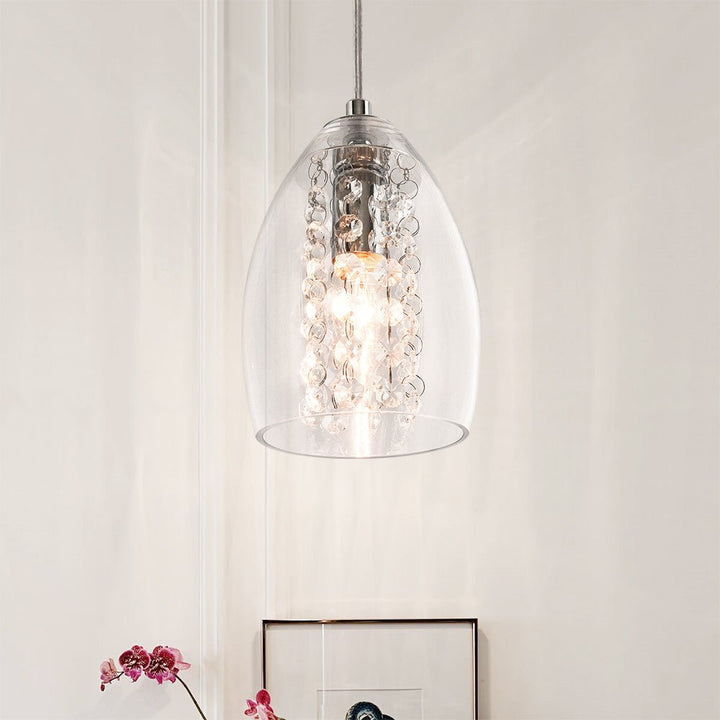 Elegante lámpara colgante de cromo, un foco. Iluminación interior contemporánea que decora y brilla.