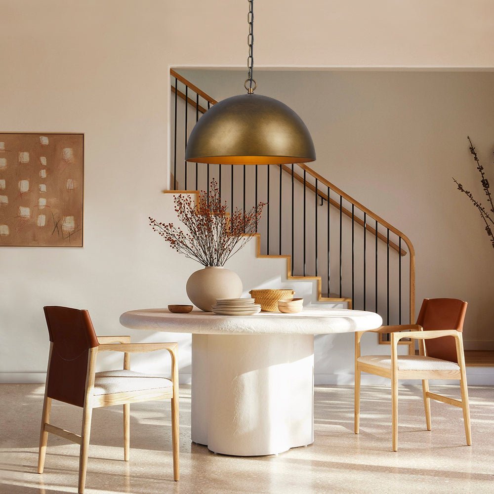 Iluminación colgante industrial para cocina, diseño de cúpula en acabado bronce.