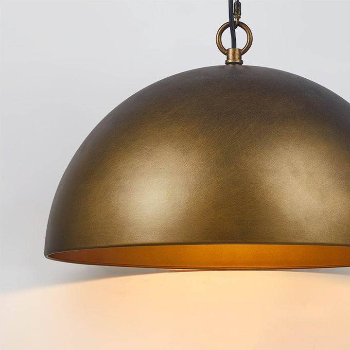 Lámpara de comedor colgante industrial con cúpula de metal, acabado en bronce oscuro.