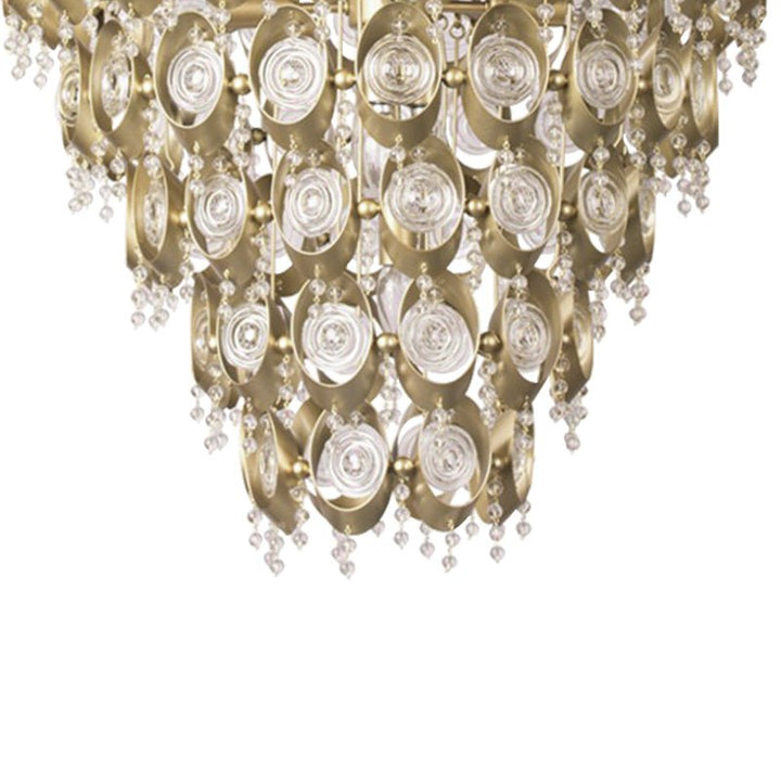 Elegante candelabro de cristal antiguo con prismas brillantes, iluminación de lujo para el techo y decoración.
