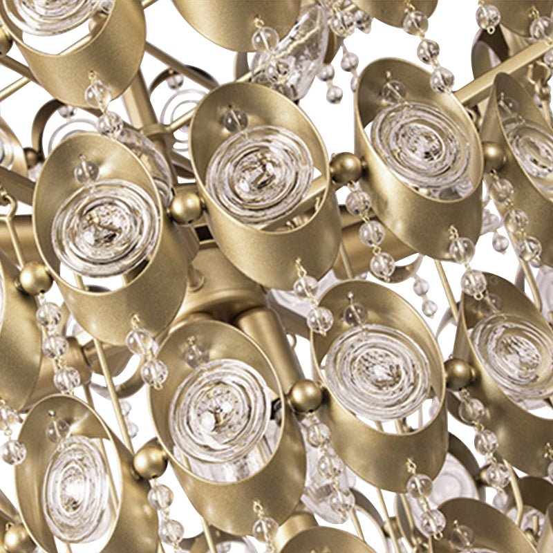 Imponente candelabro de lujo con cristal y latón, iluminación de techo que aporta elegancia y un toque vintage al hogar.