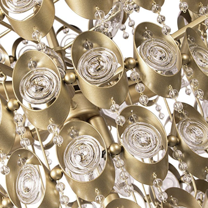 Imponente candelabro de lujo con cristal y latón, iluminación de techo que aporta elegancia y un toque vintage al hogar.
