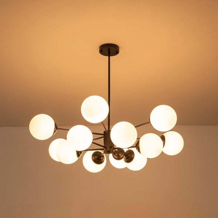 Candelabro de 12 luces. Estilo Sputnik Mid-Century con burbujas de cristal y acabado dorado.