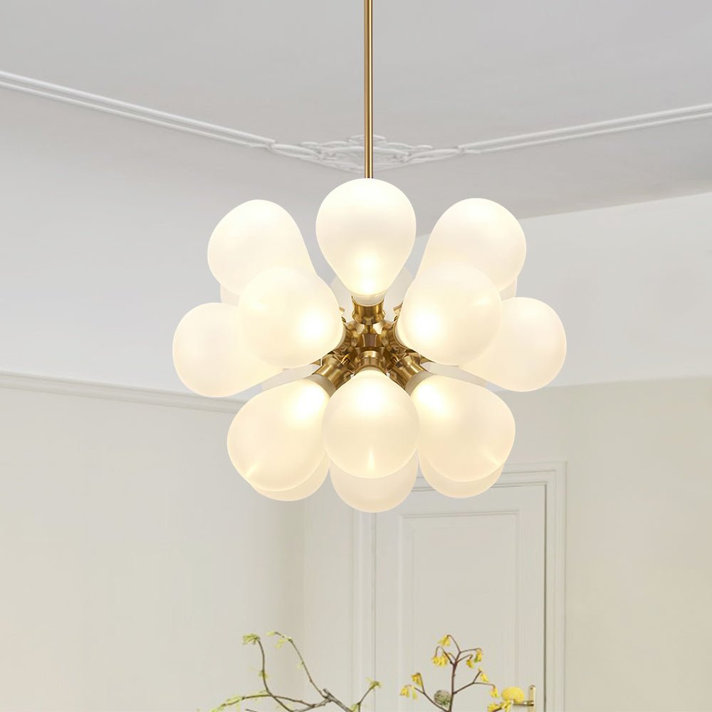 Lámpara araña Sputnik moderna con 18 burbujas de vidrio blanco y estructura dorada. Iluminación lujo.