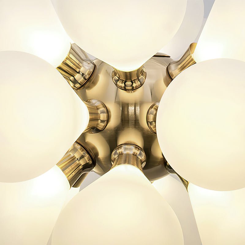 Lujosa lámpara araña Sputnik contemporánea, 18 luces burbuja de vidrio blanco, acabado dorado. Techo elegante.